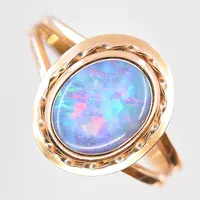 Ring med troligen imitation opal, stl 17, bredd på skena 2 mm, 18K. Vikt: 2 g