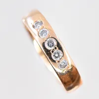 Ring med diamanter 1x0,05ct 4x0,03ctv, stl 17, bredd 4 mm, graverad, 18K. Vikt: 4,6 g