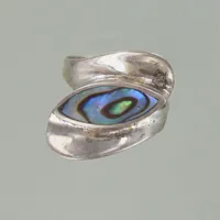 Ring med pärlemo, Ø 16½ mm, höjd 23 mm, silver 925/1000 Vikt: 4,9 g