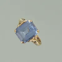 Ring med ljusblå sten år 1956, Ø 17 mm, bredd 12,10 mm, graverad sliten sten, 18K Vikt: 5,9 g