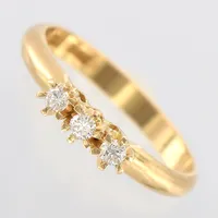 Ring med diamanter 3xca0,05ct, stl 19½, bredd 2-3mm, 18K Vikt: 3,8 g