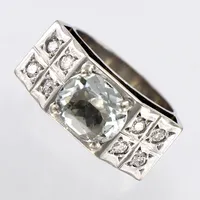 Ring vitguld med akvamarin ca10x9mm, diamanter totalt ca 0,48ct, fattning ca 24x10mm, höjd 6,5mm, stl 18½, bredd  14mm, 18K Vikt: 13,6 g