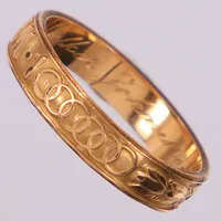 Ring, stl 21, bredd ca 2,5mm, gravyr. Gulmetall Vikt: 0 g