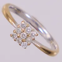 Ring med diamanter 7x ca 0,02ct, stl 17¼, bredd 1-3mm, vitguld, behov av omrodiering. 18K  Vikt: 3,1 g