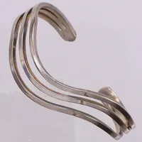 Stelt armband, ca Ø6cm, innermått 16cm, bredd 5-10mm. 925/1000 silver  Vikt: 15,7 g