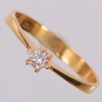 Ring med diamant ca 0,10ctv enligt gravyr, stl 17¾, bredd ca 2-4mm, gravyr. 18K  Vikt: 1,9 g
