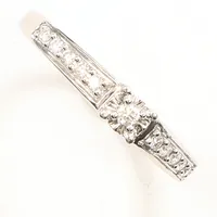 Ring, diamanter ca 10x 0,01-0,02ct, vitguld, stl 15¾, bredd ca 3mm, möjligen några synteter, Guldfynd, 18K Vikt: 1,8 g