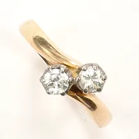 Ring med diamanter ca 2x 0,16ct, stl 15½, bredd ca 7mm, kronor i vitguld, Sigurd Åhrlings Guldsmedsverkstad Stockholm år 1944, 18K Vikt: 3,2 g