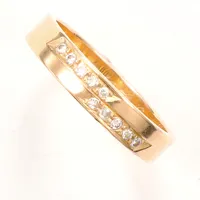 Ring med diamanter 10 x ca 0,01ct, stl 17, bredd 4mm, gravyr, repig, 18K Vikt: 4,1 g