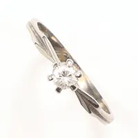 Ring med diamant, 0,19ct enligt gravyr, vitguld, stl 18¼, bredd ca 5mm, 18K Vikt: 2,2 g