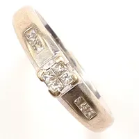 Ring med prinsesslipade diamanter 10 x ca 0,025ct, stl 18, bredd ca 2-4mm, vitguld, bör rodieras om, 18K Vikt: 4 g