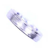 Ring, stl 19, bredd 5mm, gravyr, vitguld, 18K Vikt: 6 g