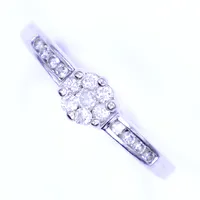 Ring med syntetiska diamanter totalt 0,15ct, stl 18½, bredd 1-6mm, gravyr, vitguld, 18K Vikt: 3 g