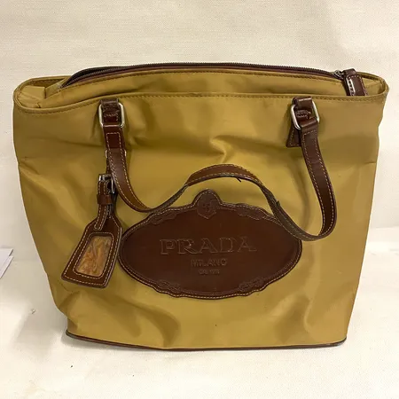 Väska, Prada Milano, 28x36cm, nylon med läderdetaljer, lejongul, fläckar, kraftigt slitage, inga tillbehör Vikt: 0 g