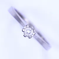 Ring med diamant totalt 0,11ct, stl 18¾, bredd 2mm, 18K Vikt: 3,2 g