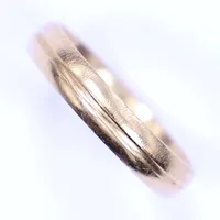Ring, stl 17¼, bredd 3,8mm, gravyr, 18K  Vikt: 3,8 g