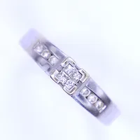 Ring med vita stenar, stl 17¼, bredd 2-4,5mm, behöver rodieras 18K Vikt: 4,8 g
