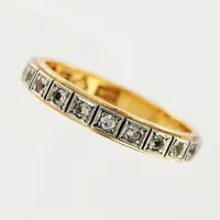 Ring, vita stenar, stl 17½, bredd 3mm, vit/gulguld, gravyr, nagg på sten, 18K.  Vikt: 4,2 g