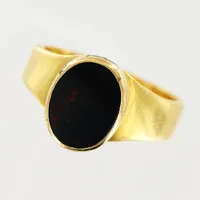 Ring, svart sten, stl 19¼, bredd 1,5-12mm, omgjord från 2 ringar, gravyr, hack i skenan, 20K. Bruttovikt: 8,9gram.  Vikt: 8,9 g
