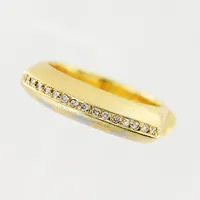 Ring, diamanter 15 x ca 0,005ct, stl 17½, bredd 5mm, stjärnor i platina 950/1000, matt/blank yta, 18K.  Vikt: 12,6 g