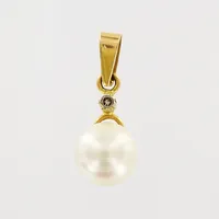Hänge, diamant ca 0,005ct, odlad pärla Ø6mm, 15mm, 18K.  Vikt: 0,7 g