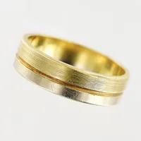 Ring, stl 19½, bredd 5,5mm, vit/gulguld, 14K.  Vikt: 5,9 g