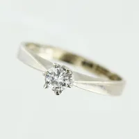 Ring, diamant 0,19ct W/VP enligt gravyr, stl 16¼, bredd 2-4mm, vitguld, 18K.  Vikt: 2,5 g