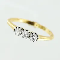 Ring, diamanter 3 x ca 0,09ct äldre slipning, stl 17, bredd 1-3mm, 2 slitna klor, 18K.  Vikt: 2 g