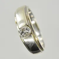 Ring med diamant ca 0,23ct, stl 15¾, bredd 3-6 mm, 14K. Vikt: 3,8 g