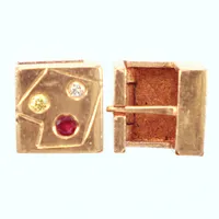 Ett par örhängen Sandström de Witt, diamanter 2x 0,02ct, 2x0,01ct, 2 rubiner 0,03ct, 0,9mm, 18k  Vikt: 7,8 g