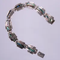 Ett armband med pärlemoplattor, längd ca 16,5cm, bredd ca 13mm, bucklor, sterling silver Vikt: 16,3 g