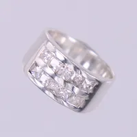 Ring med vita stenar, stl: ca 18, bredd: ca 6 - 10mm, 925/1000, silver  Vikt: 8,3 g