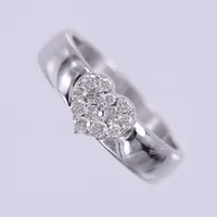 Ring med diamanter, 13st tot.0,26ct enligt gravyr, Guldfynd, stl 17, bredd ca 4,5-6,6mm, vitguld 18K  Vikt: 5,5 g