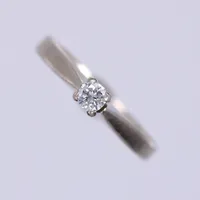 Ring med diamant 1x ca 0,10ct, stl 15½, bredd ca 2,1-3,3mm, vitguld 18K   Vikt: 2,2 g