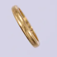 Ring, stl 16¼, bredd ca 2,8mm, gravyr, 23K Vikt: 4,4 g