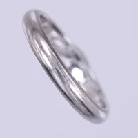 Ring, stl 17, bredd ca 3mm, gravyr, vitguld 18K Vikt: 3,9 g