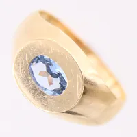 Ring med ljusblå sten, stl 17¾, bredd: 3,2-10,3mm, Ceson Guldvaru Ab, år: 1974, repor, 18K  Vikt: 2,2 g