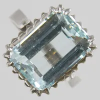 Ring, smaragdslipad ljus akvamarin ca 6,60ct (13,89 x 10,12 x 6,81mm), Ø16¾, bredd: 2,8-16,2mm, vitguld, 18K Vikt: 5,5 g