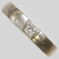 Ring diamant 1 x ca 0,20ct princesslipad, Ø17¾, H.Engelbert, vitguld, 18K Vikt: 5,2 g
