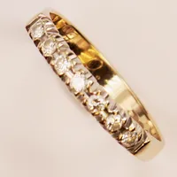 Ring med diamanter 7 x ca. 0,03ct, Ø18¼, bredd: 3mm, gravyr, 14K Vikt: 2,1 g