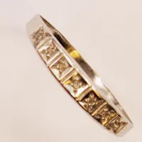 Ring med diamanter 6 x ca. 0,005ct, Ø20, bredd: 1-3mm, en sten saknas, vitguld, 14K Vikt: 0,9 g