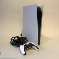 Sony Playstation PS5, modell: CFI-1216A, srn:  G32B01BZS11156345, med handkontroll samt ställning. Skickas med postpaket.