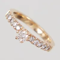 Ring, stl 16, diamanter 1x ca 0,20ct ca W/SI, samt 10x ca 0,03ct, totalt 0,50ctv enligt gravyr, bredd 2,5 - 4,7mm, höjd 5,6mm, Schalin 18K Vikt: 3,5 g