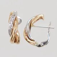 Ett par örhängen, med diamanter 6x ca 0,01ct, ca 18mm, bredd 5,2mm, flätad dekor, gul/vitguld, Italiensk 18K Vikt: 5,4 g