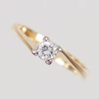 Ring, stl 17½, diamant 1x ca 0,30ct enligt gravyr, ca W/VS, bredd 1,3 - 4,8mm, gulguld, stämplad CB, 18K Vikt: 3,2 g