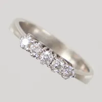 Ring, stl 16½, diamanter 5x totalt ca 0,35ctv enligt gravyr, bredd 3,4 - 3,6mm, vitguld, spricka i skenan, 18K  Vikt: 3 g