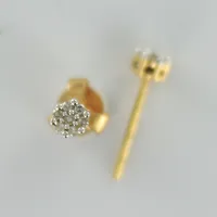 Ett par örhängen med diamanter totalt ca 0,9ct, 15mm, en snurrebuss saknas, 18K Vikt: 0,8 g