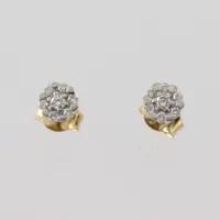 Ett par örhängen med diamanter ca 2x0,03ct och ca 12x0,01ct, 18k med lås 2st 14k Vikt: 1,4 g