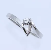 Ring vitguld med diamant 0.09 ct enligt gravyr, Svenska stämplar, storlek 16.5 mm, bredd 1.7-7.6 mm, 18 k. Vikt: 3,2 g