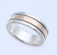 Ring silver med dekor 18k, stl 15½ mm, Bredd  6 mm Vikt: 6,4 Vikt: 6,4 g